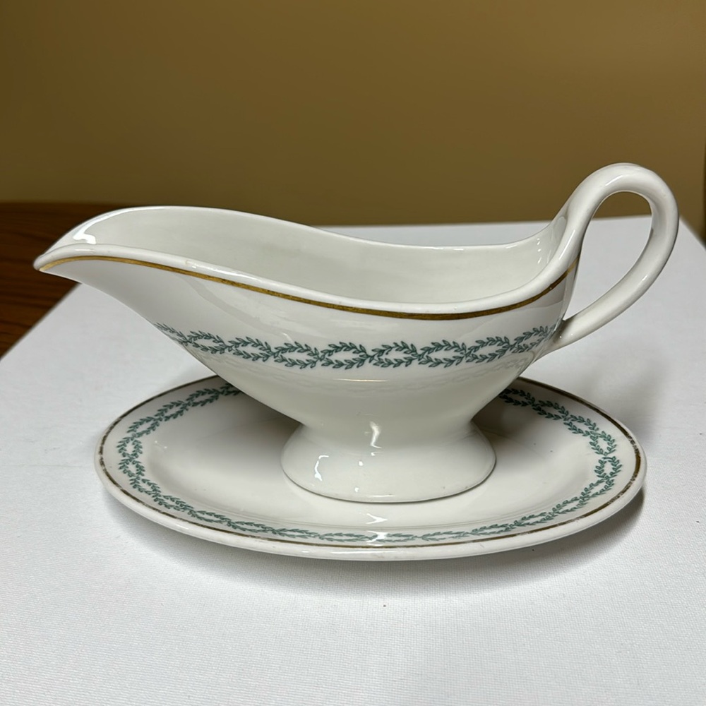 Mayer China Beaver Falls, PA Gravy/Sauce Boat 258 Green Ivy Gold Trim with plate